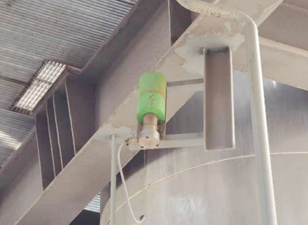 Na-22放射性儀表 多晶硅生產(chǎn)裝置儲(chǔ)罐測控現(xiàn)場(圖1)