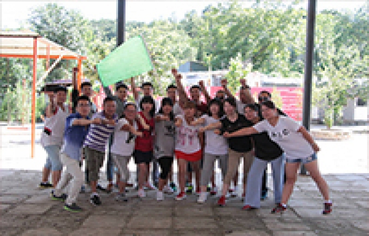 2016年公司舉行拓展培訓(xùn)活動(dòng)合影留念